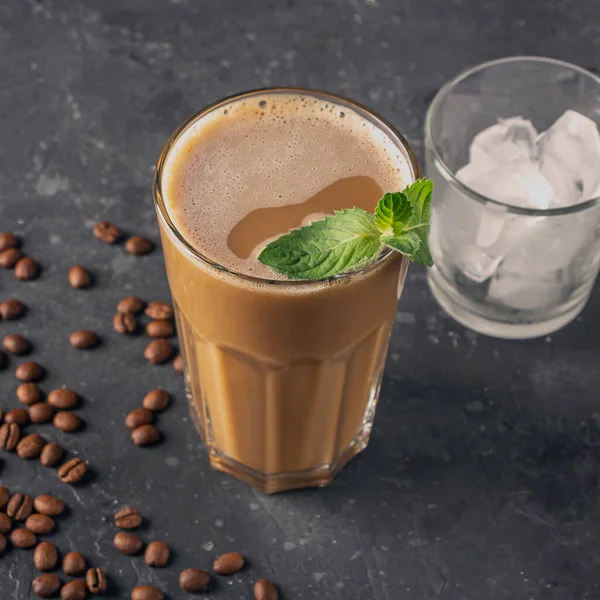 Kopi Dengan Mint Dan Susu Segelas Besar Kopi Dan Gelas — Stok Foto