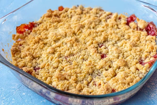 Home Ooking Rhubarb Strawberry Crumble Gluten Free Crisp Baking Dish — Stock Photo, Image