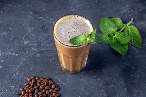 Eiskaffee Mit Minze Und Milch Großes Glas Kaffee Cocktail Kühle — Stockfoto