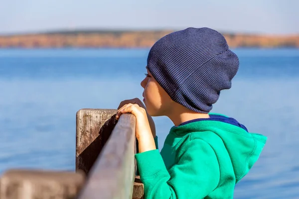 Förtjusande Pojke Tittar Avståndet Till Sjön Höstlandskap Pensionstänkande Chil — Stockfoto