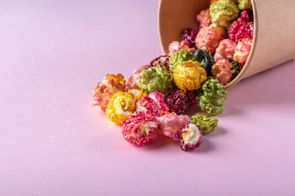 Colorato Arcobaleno Caramello Caramello Popcorn Sfondo Rosa Concetto Snack Cinematografico — Foto Stock