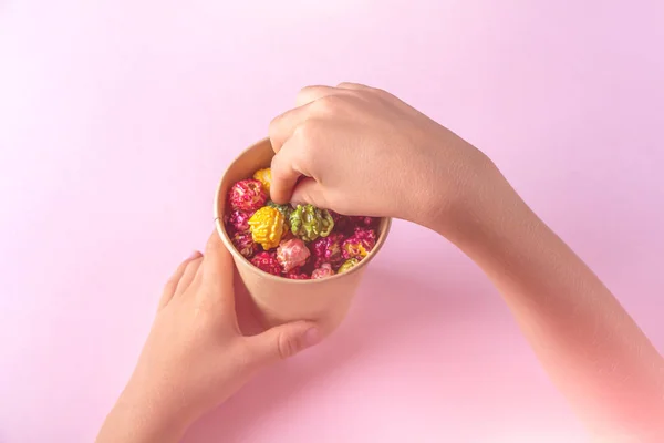 Bambino Mani Che Tengono Scatola Con Colorato Caramello Arcobaleno Caramello — Foto Stock