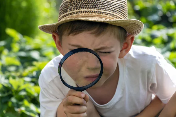 Niño Adorable Serio Sombrero Paja Con Lupa Mirando Buscando Chico —  Fotos de Stock