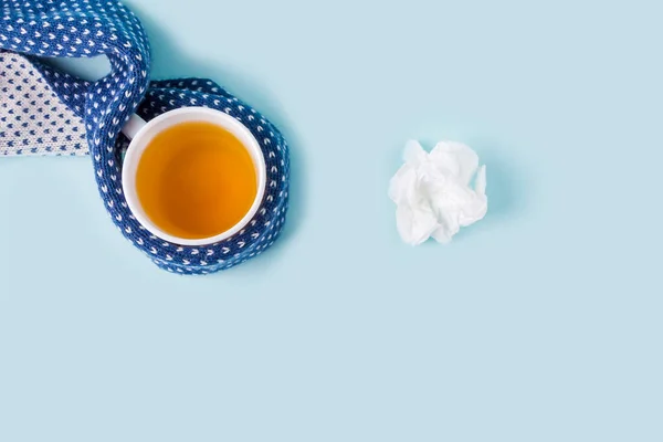 一杯洋甘菊茶 蓝色背景的皱巴巴的纸巾 季节性疾病和感冒 热的治疗 预防病毒 文本的复制空间 — 图库照片