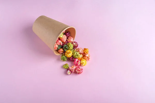 Colorato Arcobaleno Caramello Caramello Popcorn Sfondo Rosa Concetto Snack Cinematografico — Foto Stock