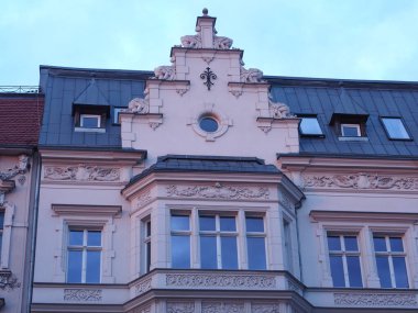 Avrupa 'da Dekoratif Gable ve Dormer Pencereleriyle Süsleme Tarihi Konutlar Cephesi (Pope John Paul Avenue, Szczecin Polonya) - Şehir merkezindeki tarihi yapıyı mavi gökyüzü altında Avrupa mimarisi ile süslemek.