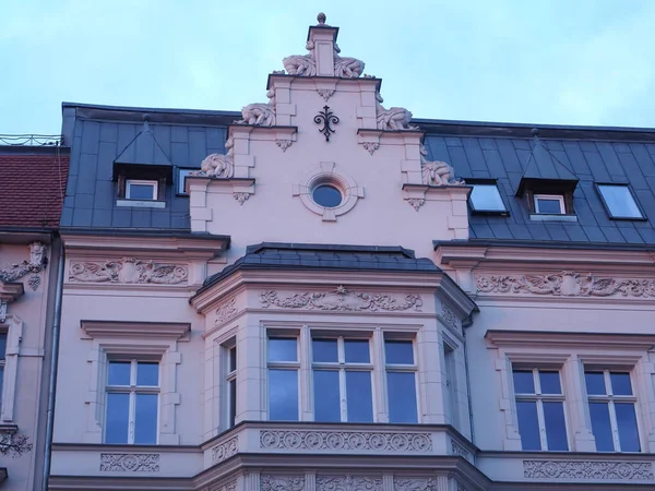 Avrupa 'da Dekoratif Gable ve Dormer Pencereleriyle Süsleme Tarihi Konutlar Cephesi (Pope John Paul Avenue, Szczecin Polonya) - Şehir merkezindeki tarihi yapıyı mavi gökyüzü altında Avrupa mimarisi ile süslemek.