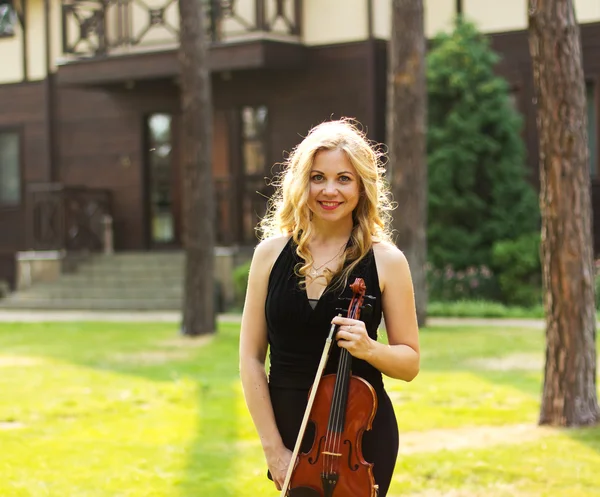 Ragazza che suona il violino all'aperto. Musicista per il matrimonio.Violino a cielo aperto — Foto Stock