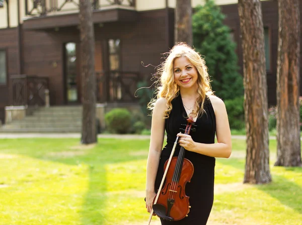 Girl playing on the violin outdoors. Musician for the wedding.Violin under the open sky — Stock Photo, Image