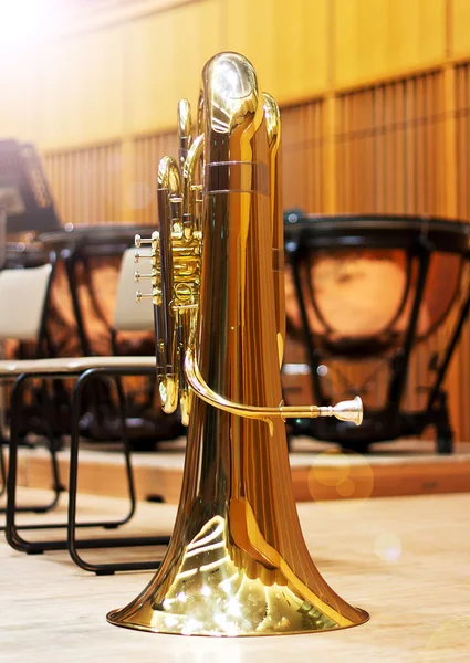 Tuba dorada en la sala de conciertos. Instrumento de viento. Instrumento musical de cobre —  Fotos de Stock
