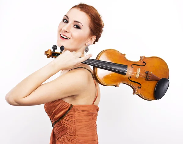 Menina ruiva nova com um violino em suas mãos em um fundo branco.vestido de noite dress.Long laranja — Fotografia de Stock