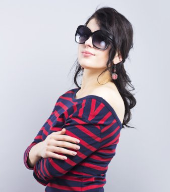 Güzel esmer güneş gözlüğü. Çizgili elbiseli genç kız