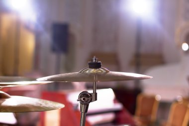 Vurmalı çalgılar odası salonunda. Davul. Marimba. Bas. Caz. samimi aydınlatma