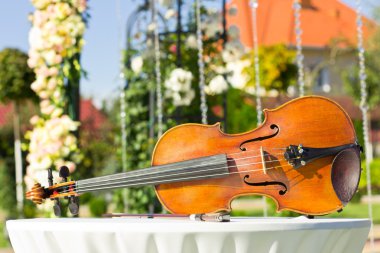 Düğün süslemeleri. Töreni ziyaret etti. Çiçekler. Düğün. Canlı müzik