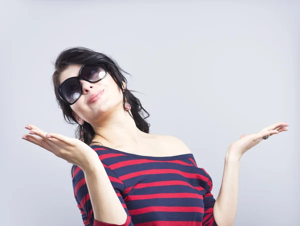 Hermosa morena en gafas de sol. Chica joven en un vestido a rayas — Foto de Stock