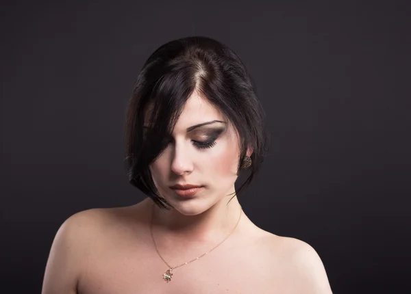 Linda morena com um cabelo voador. Retrato de uma menina bonita nas jóias. Cabelo brilhante. Moda. Ornamentos na mulher bonita — Fotografia de Stock