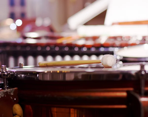 Instrumen perkusi di aula. Bunyikan gendang. Marimba. Bass. Jazz. pencahayaan intim — Stok Foto