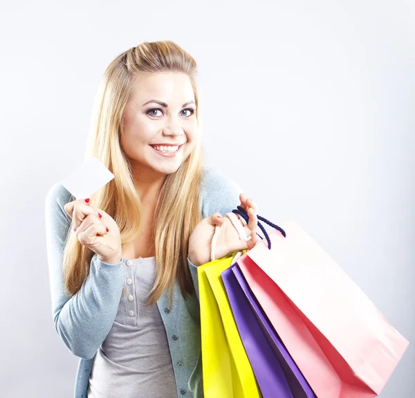 Mulher loira feliz segurar saco de compras. Compras com cartão de crédito. Menina sorridente — Fotografia de Stock