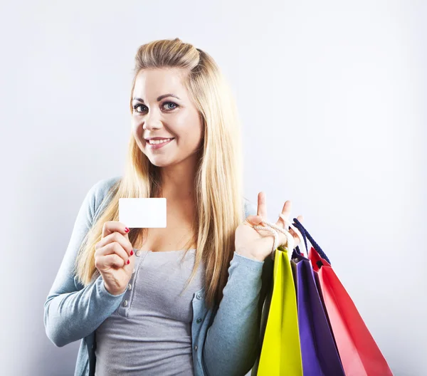 Mujer rubia feliz sostener bolsa de compras. Compras con tarjeta de crédito. Chica sonriente —  Fotos de Stock