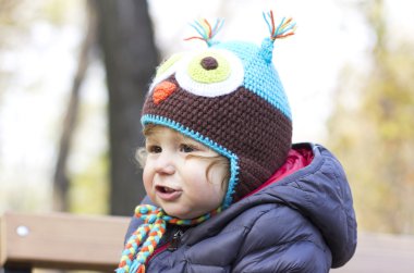 Komik bir şapka bir yolda mutlu bebek. Sonbaharda açık havada yürüyüş. sonbahar yaprakları