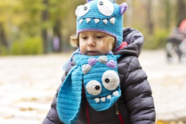 Komik bir şapka bir yolda mutlu bebek. Sonbaharda açık havada yürüyüş. sonbahar yaprakları