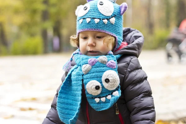 Komik bir şapka bir yolda mutlu bebek. Sonbaharda açık havada yürüyüş. sonbahar yaprakları