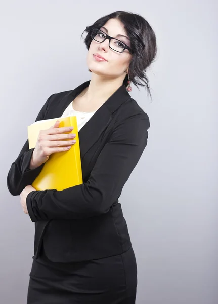 Sexy brunette. Zakenvrouw in een eenvoudige jas. Vrouw die een bril draagt — Stockfoto