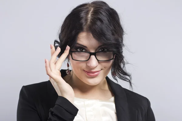 Retrato de cerca de la cara de la joven mujer de negocios. retrato sonriente mujer de negocios aislado — Foto de Stock