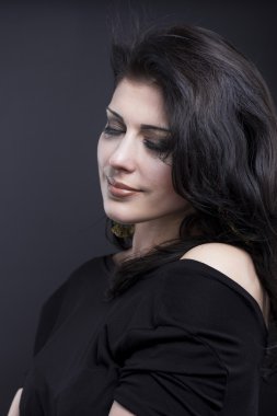 Güzel esmer ile uçan bir saç. Takı güzel bir kızın portresi. Parlak saçlar. Moda. Güzel kadın süsler