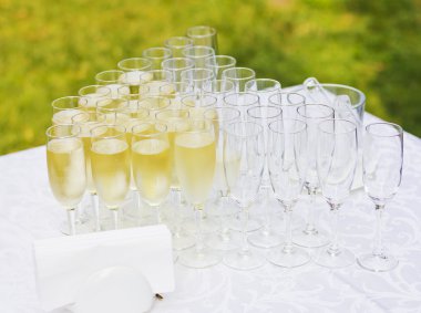 Akşam yemeği dışarıda. Açık restoran masası.