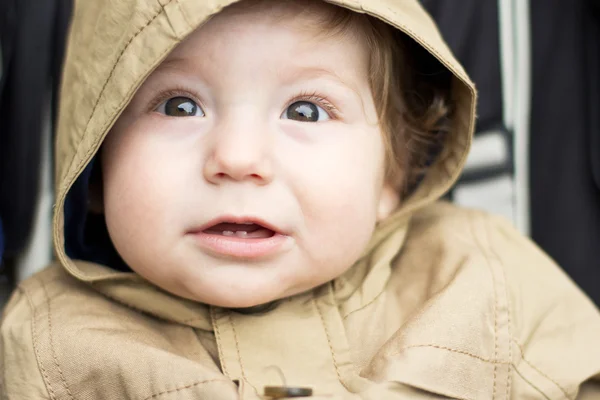 Bel bambino a passeggio. Passeggiata autunnale. Copricapo. Un tappo — Foto Stock