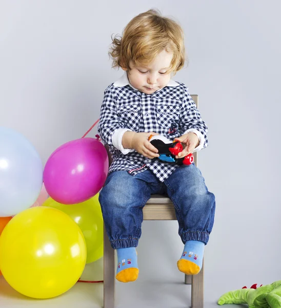 Çocuk yaşında oyuncaklarla. Bebek hediyesi. Mutlu çocuk — Stok fotoğraf