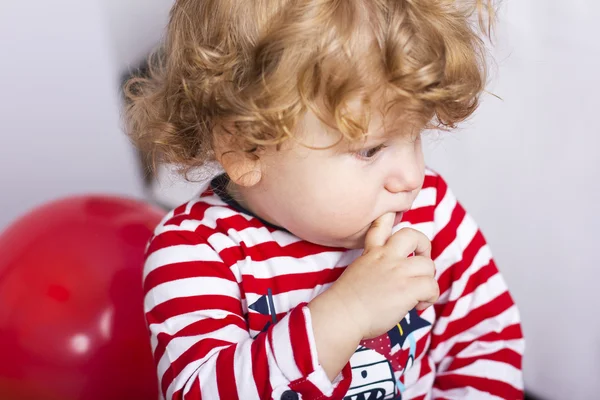 Das Kind ist ein Jahr alt mit Spielzeug. Geschenke für Babys. Glücklicher Junge — Stockfoto