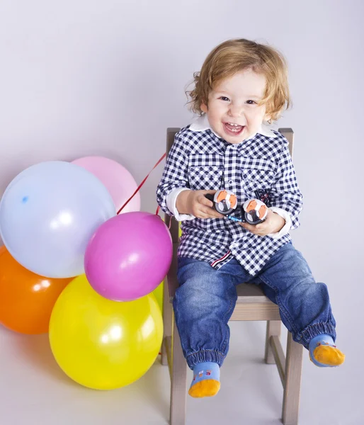 Das Kind ist ein Jahr alt mit Spielzeug. Geschenke für Babys. Glücklicher Junge — Stockfoto