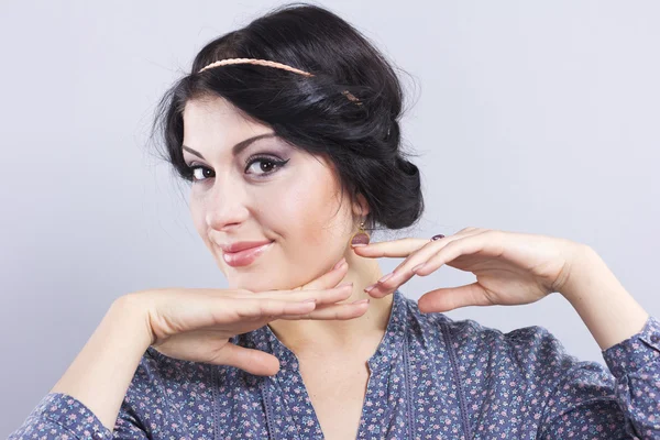 Hermosa morena sobre un fondo gris.Extensiones de pestañas. Aumento de labios. extensión de uñas —  Fotos de Stock