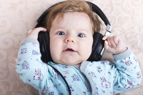 有趣的婴儿，在大的耳机。一个小男孩的画像。可爱的孩子. — 图库照片