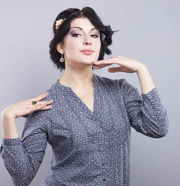 Hermosa morena sobre un fondo gris.Extensiones de pestañas. Aumento de labios. extensión de uñas — Foto de Stock