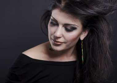 Güzel esmer ile uçan bir saç. Takı güzel bir kızın portresi. Parlak saçlar. Moda. Güzel kadın süsler