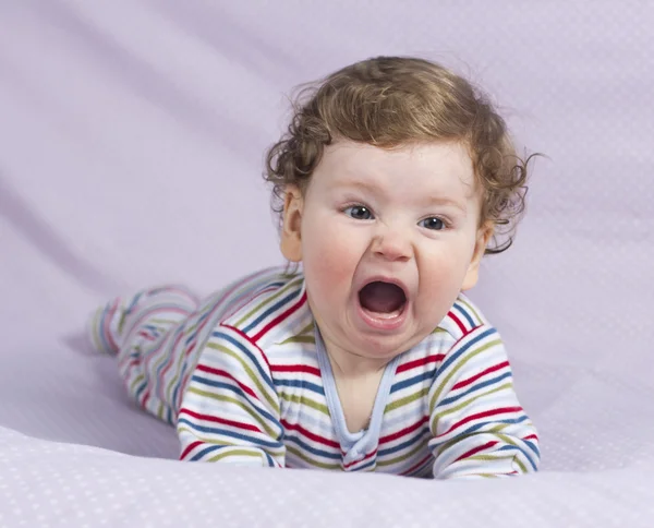 Schönes Baby mit einem schönen Spielzeug. das Kind in der Krippe. — Stockfoto