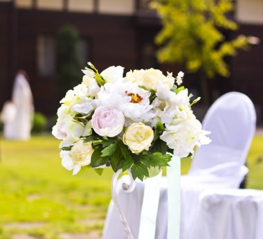 Gelin buketi. Beyaz düğün sandalye. Düğün iç