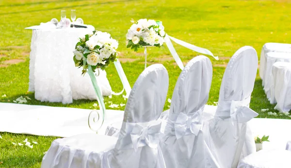 Brautstrauß. weiße Hochzeitsstühle. Hochzeitsinterieur — Stockfoto