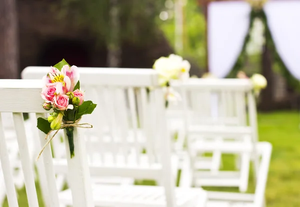 Brautstrauß. weiße Hochzeitsstühle. Hochzeitsinterieur — Stockfoto