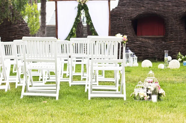 Bukiet ślubny. Biały ślub krzesła. Wesele wnętrze — Zdjęcie stockowe