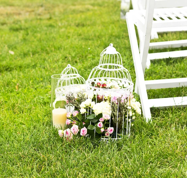 Buquê de noiva. Cadeiras de casamento brancas. Interior do casamento — Fotografia de Stock