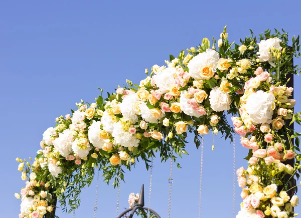 Свадебная арка на улице. Естественные цветы. Декор. Флористы. посещение церемонии — стоковое фото
