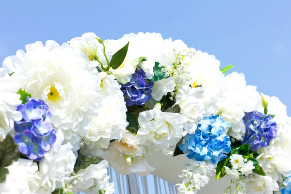 Arco de casamento ao ar livre. Flores naturais. Decoração. Florística. cerimónia de visita — Fotografia de Stock