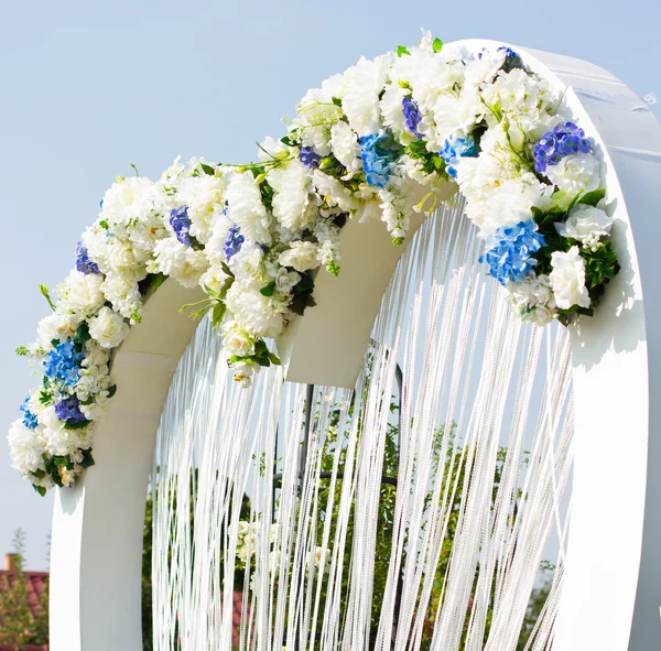 Свадебная арка на улице. Естественные цветы. Декор. Флористы. посещение церемонии — стоковое фото