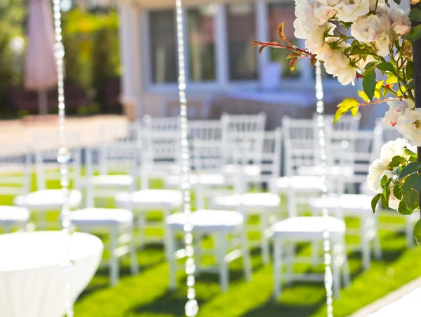 Arco de boda al aire libre. Flores naturales. Decoración. Florística. ceremonia de visita — Foto de Stock