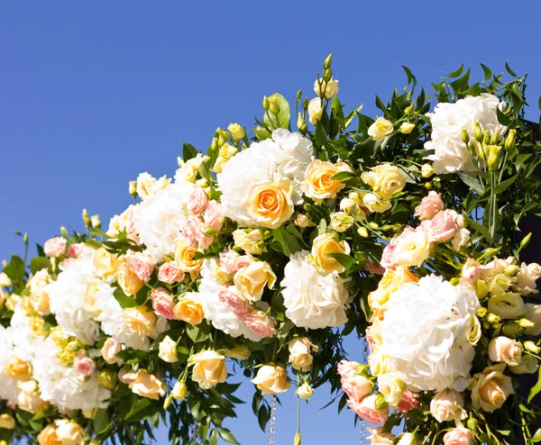 Arco de casamento ao ar livre. Flores naturais. Decoração. Florística. cerimónia de visita — Fotografia de Stock