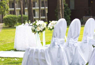 Açık havada düğün arch. Doğal çiçekler. Dekor. Floristics. töreni ziyaret etti. Gelin buketi. Beyaz düğün sandalye. Düğün iç